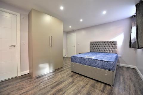 2 bedroom flat to rent, Chapel House