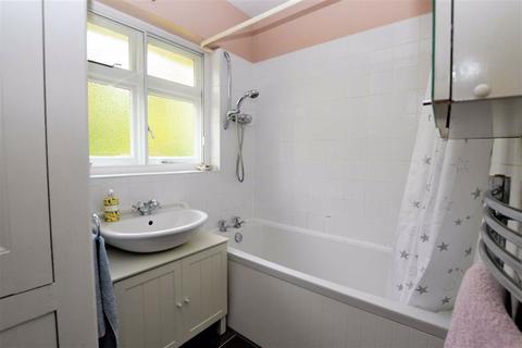 16 Chalgrove Way, Emmer Green, Reading, RG4 8SJ