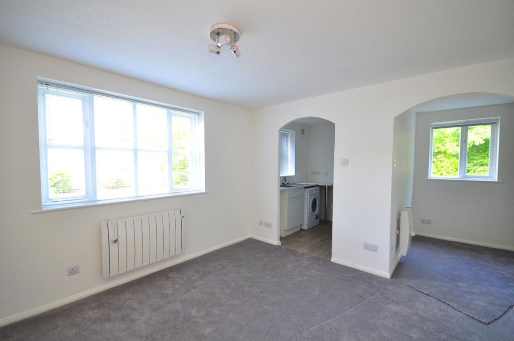 Chipstead Close Sutton SM2 1 bed flat £850 pcm (£196 pw)