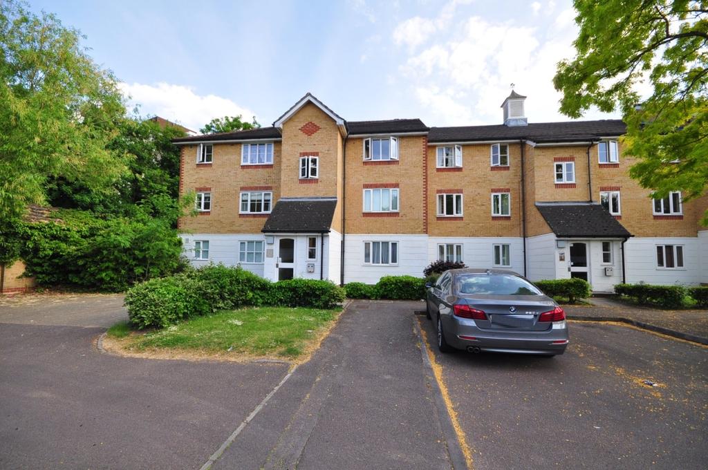 Chipstead Close Sutton SM2 1 bed flat £850 pcm (£196 pw)