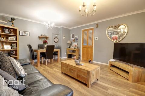 10 Gabriel Close, Romford, RM5 3NU
