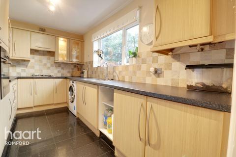 10 Gabriel Close, Romford, RM5 3NU