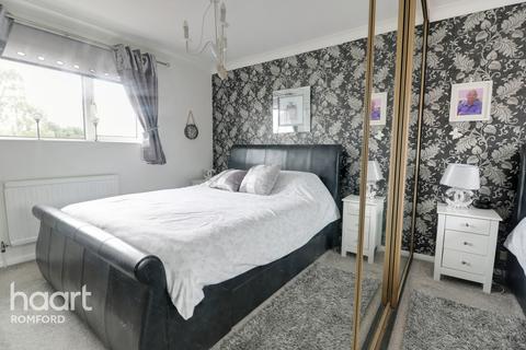 10 Gabriel Close, Romford, RM5 3NU