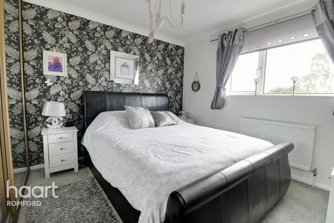 10 Gabriel Close, Romford, RM5 3NU