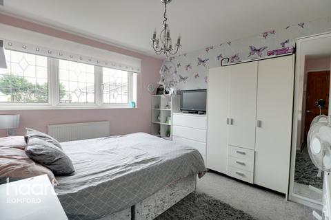 10 Gabriel Close, Romford, RM5 3NU