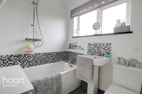 10 Gabriel Close, Romford, RM5 3NU
