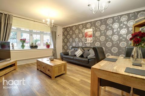 10 Gabriel Close, Romford, RM5 3NU