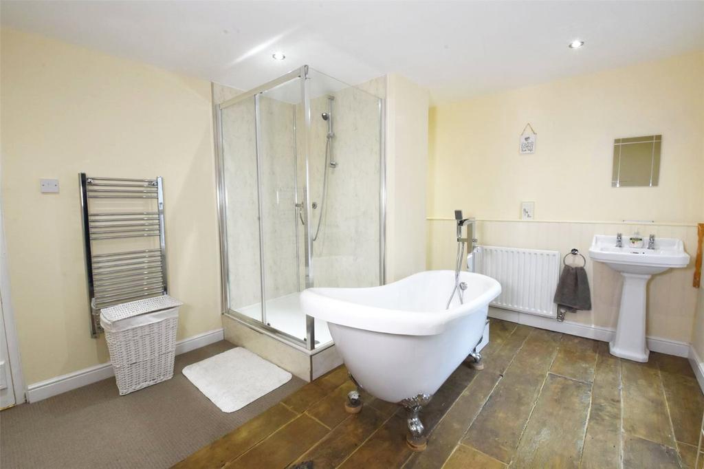 Quarry Bank, The Village, Hartlebury... 2 bed house £725 pcm (£167 pw)