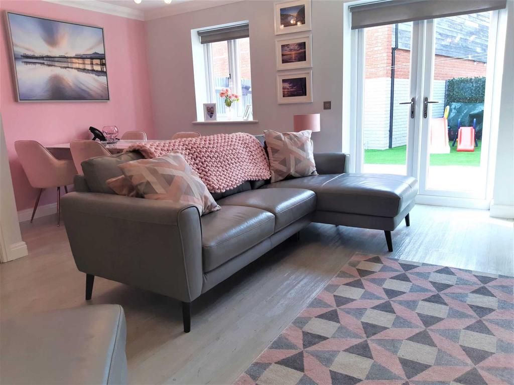 Frenches Green, Lytchett Minster, Poole. 3 bed house £325,000