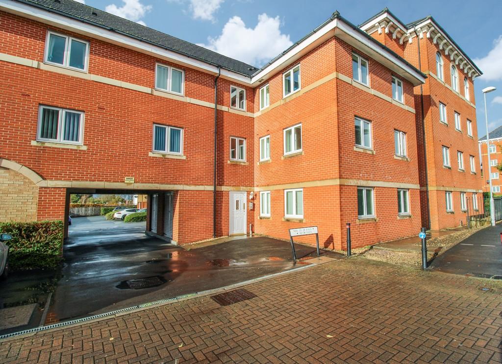 Saltash Road, Swindon 2 bed apartment £130,000