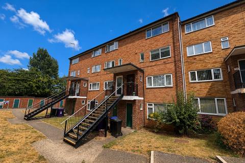 2 bedroom maisonette to rent, Shepherds Mead, Hitchin