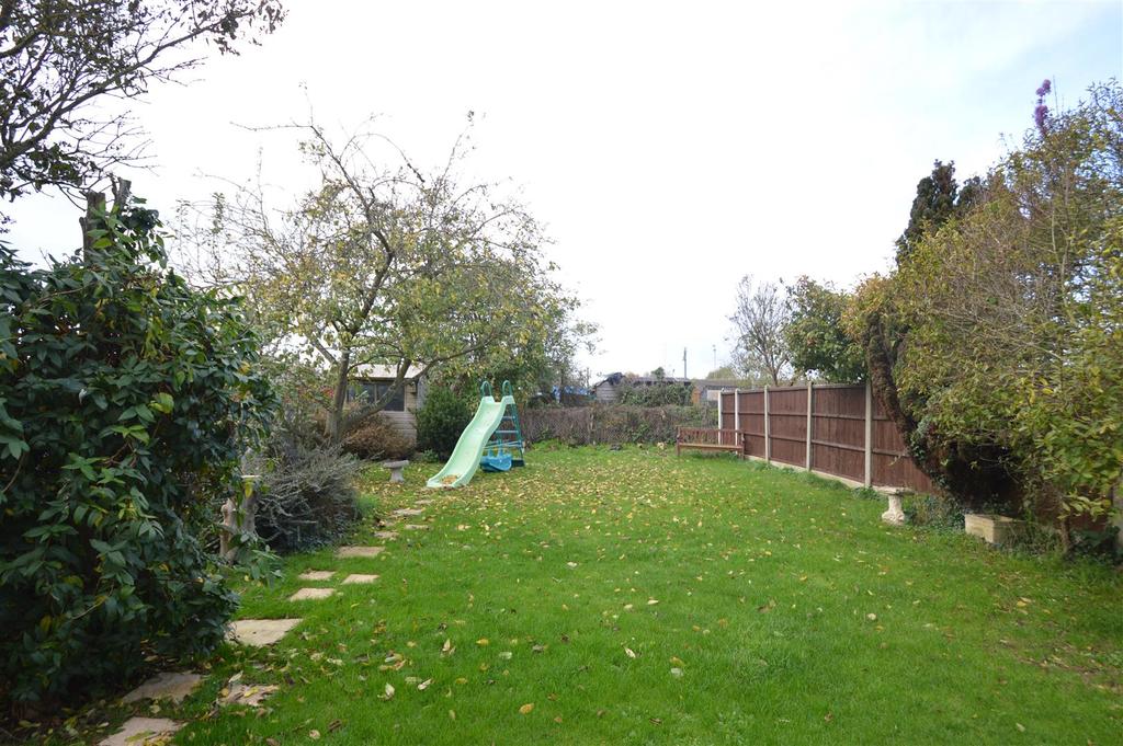 Twyford Avenue, Great Wakering 3 bed semidetached house £290,000