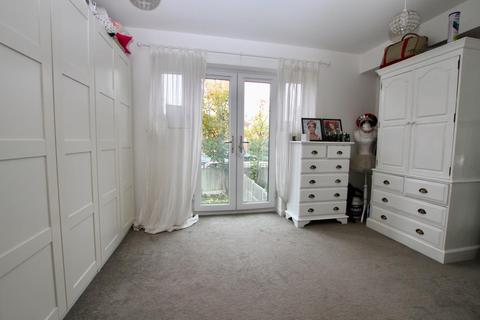 17 Brookside Crescent, Westcliff-on-sea, SS0 0EL
