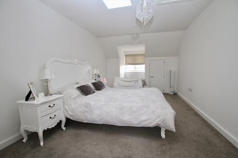 17 Brookside Crescent, Westcliff-on-sea, SS0 0EL