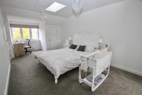 17 Brookside Crescent, Westcliff-on-sea, SS0 0EL