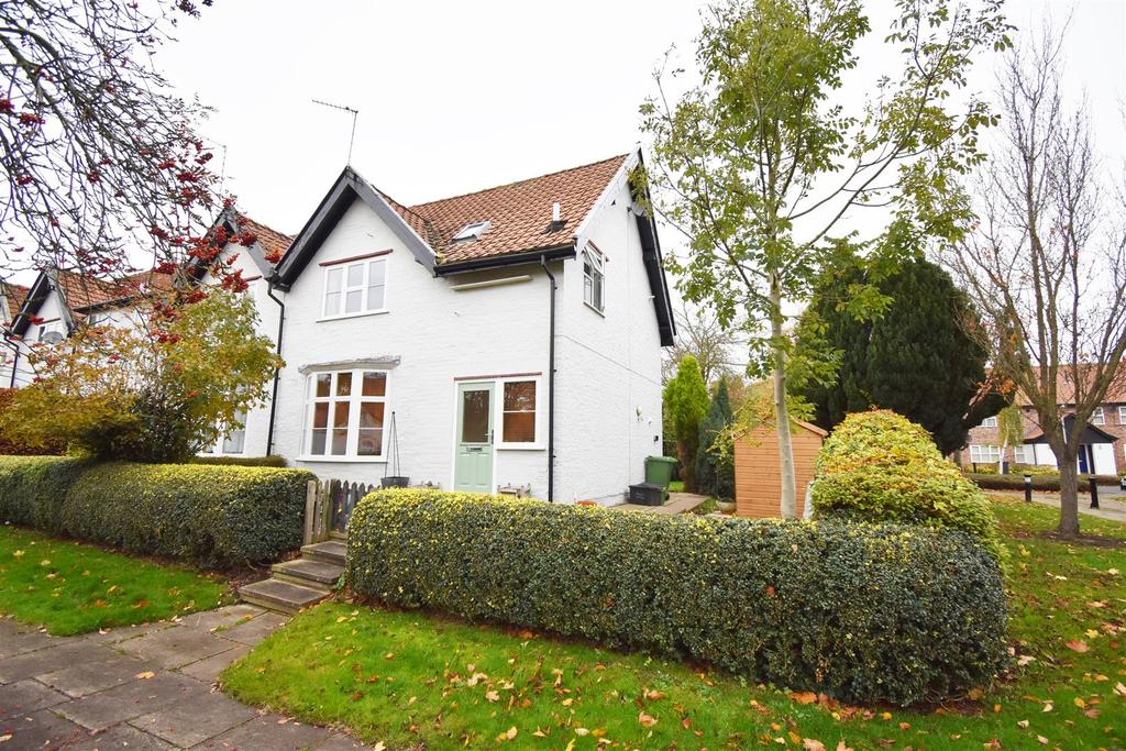 Station Avenue, New Earswick, York, YO32 4BN 2 bed end of terrace house