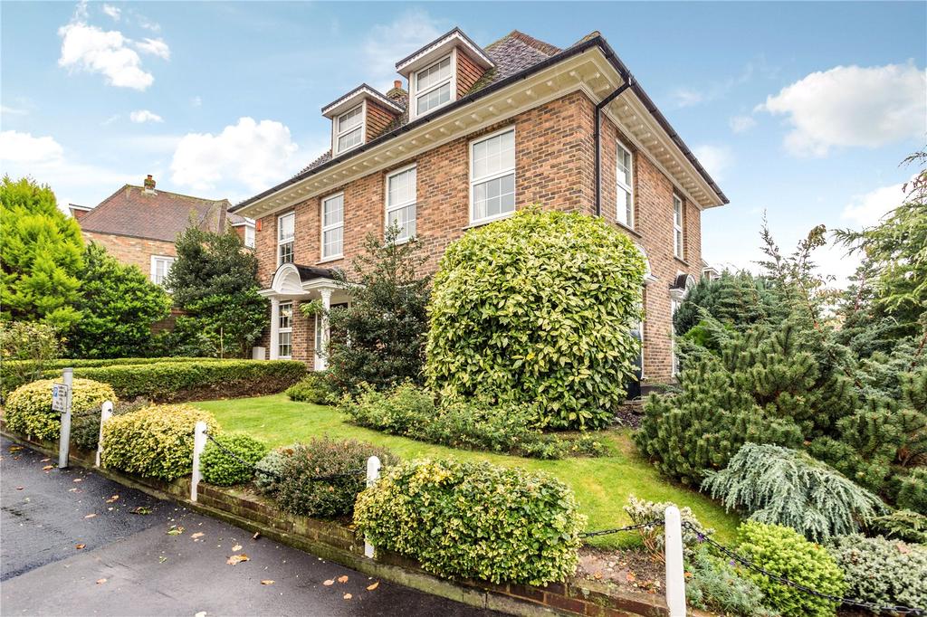 Theydon Grove, Epping, Essex, CM16 4 bed detached house £1,050,000