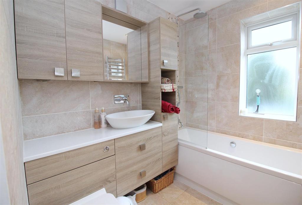 29 Willow Crescent - Bathroom - 2.JPG