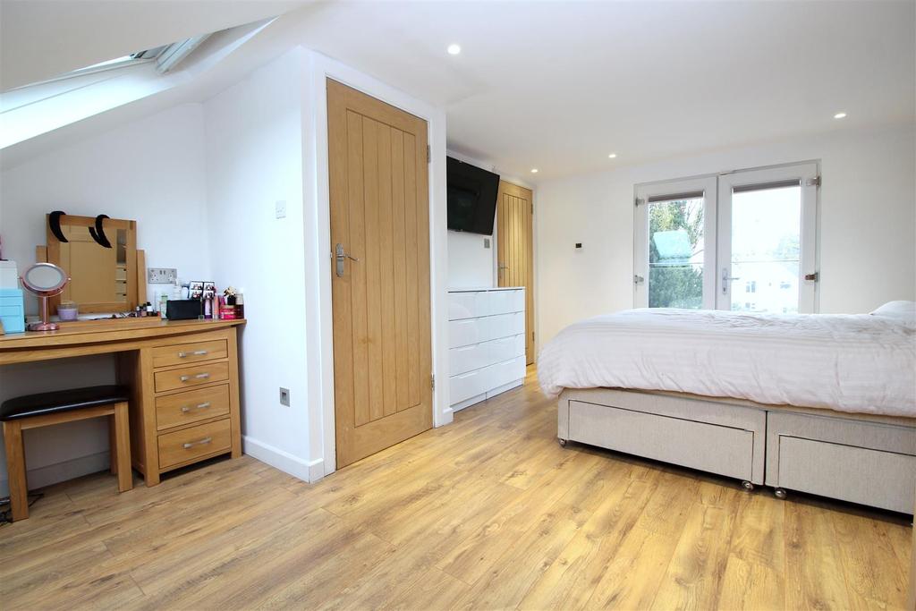 29 Willow Crescent - Loft Room - 3.JPG