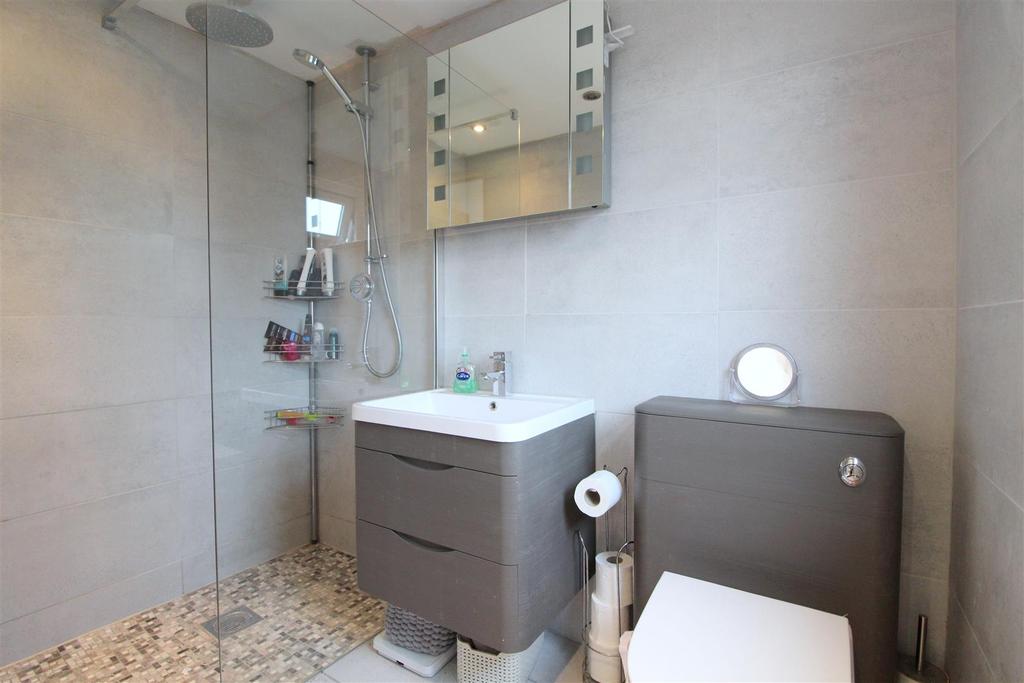 29 Willow Crescent - En-suite.JPG