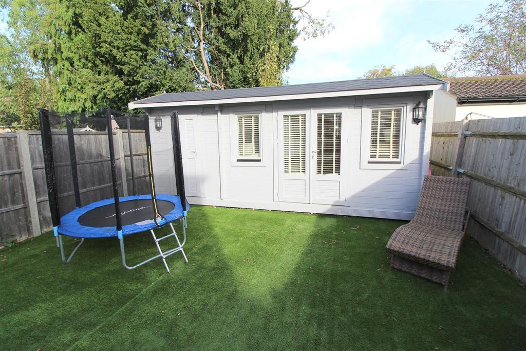 29 Willow Crescent - Lodge.JPG