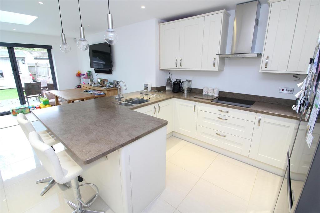 29 Willow Crescent - Kitchen - 2.JPG