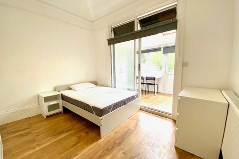 1 bedroom in a house share to rent, Whitehall Gardens, Acton, W3