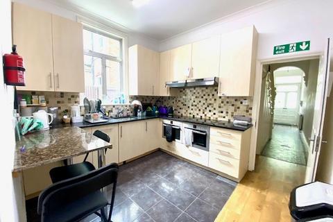 1 bedroom in a house share to rent, Whitehall Gardens, Acton, W3