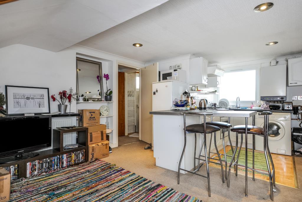 Gordon Avenue, St Margarets, TW1 1 bed apartment £1,400 pcm (£323 pw)
