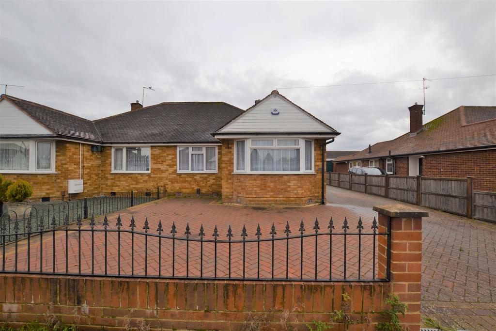 Salisbury Avenue, Cheltenham, GL51 3BT 2 bed semidetached bungalow £