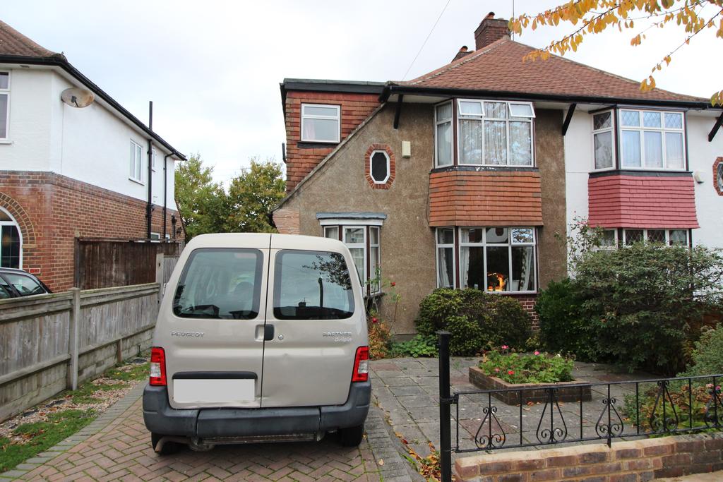 Brockenhurst Avenue, Worcester park KT4 3 bed semidetached house £