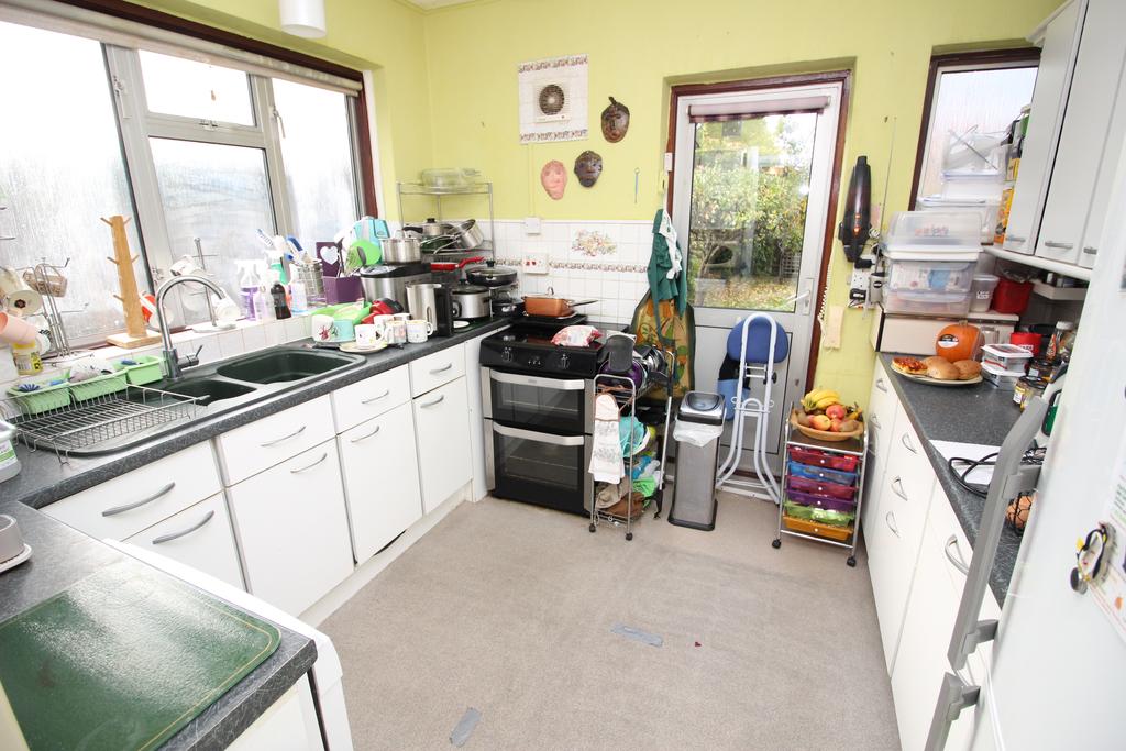 Brockenhurst Avenue, Worcester park KT4 3 bed semidetached house £