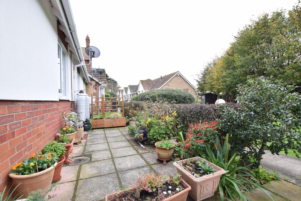Lyon Close, ClactononSea 2 bed terraced bungalow £165,000