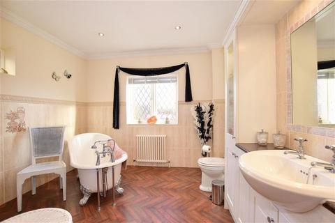 25 Brackendale Avenue, Basildon, SS13 3BD