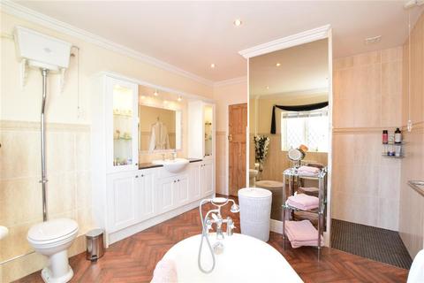 25 Brackendale Avenue, Basildon, SS13 3BD