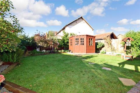 25 Brackendale Avenue, Basildon, SS13 3BD