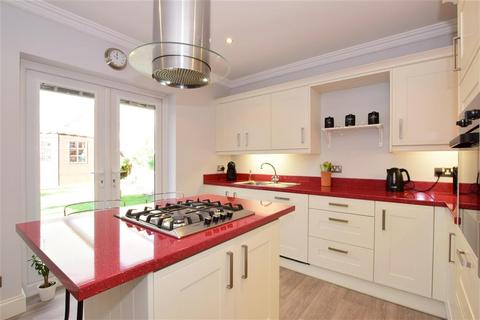 25 Brackendale Avenue, Basildon, SS13 3BD