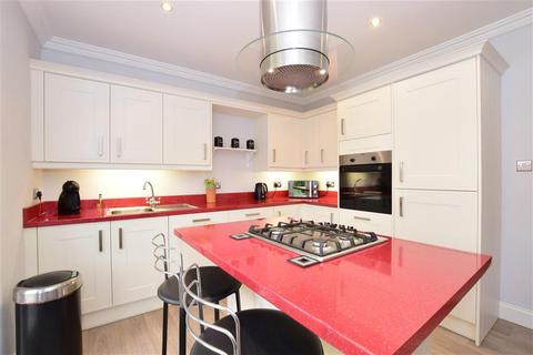 25 Brackendale Avenue, Basildon, SS13 3BD