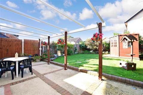 25 Brackendale Avenue, Basildon, SS13 3BD
