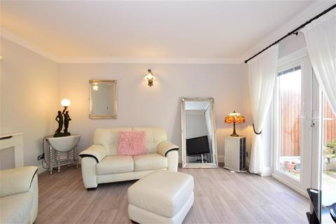 25 Brackendale Avenue, Basildon, SS13 3BD