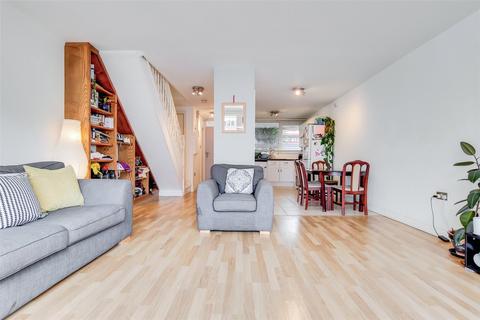 3 bedroom ground floor flat to rent, St Stephens Road, London, E3