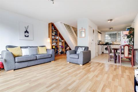 3 bedroom ground floor flat to rent, St Stephens Road, London, E3