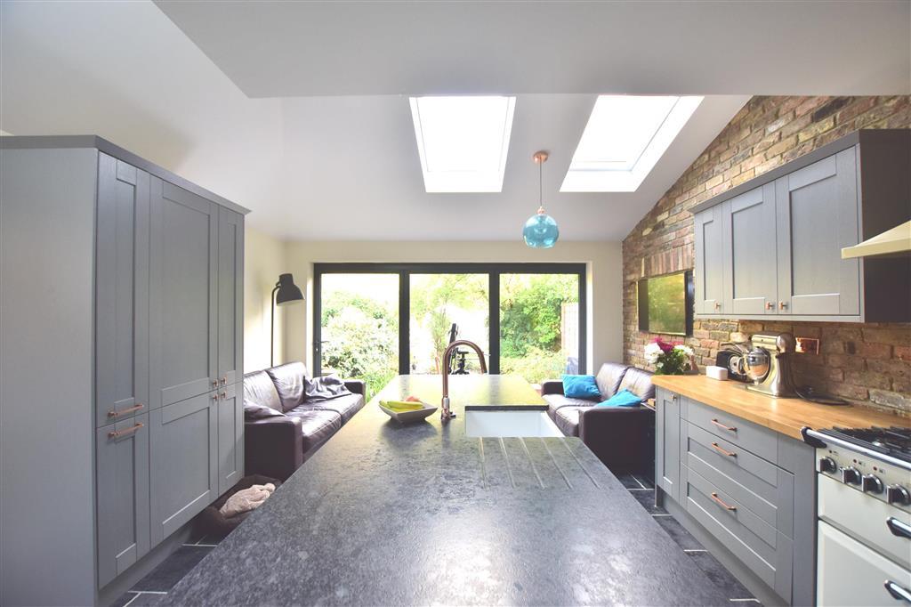 Kempshott Road, Horsham, West Sussex 4 bed semidetached house £530,000