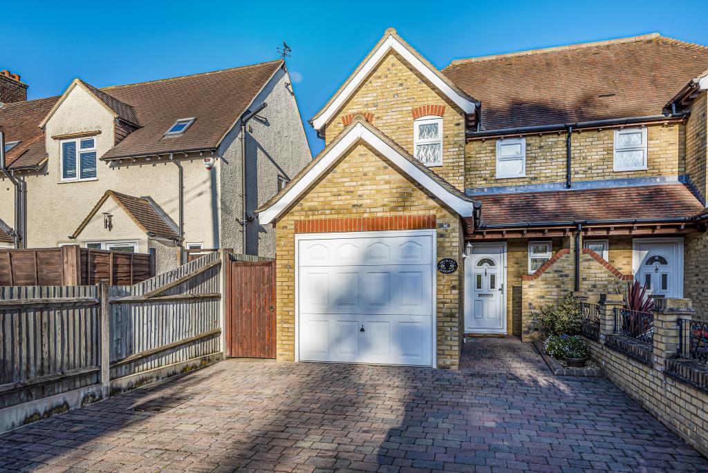 Thorpe Village, Surrey, TW20 3 bed semidetached house £500,000