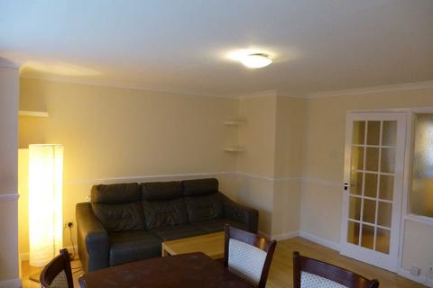 2 bedroom flat to rent, Bath Road, Reading