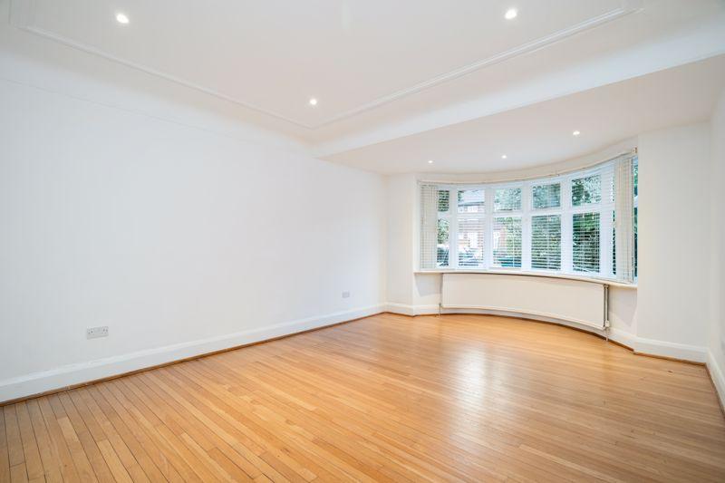 Bancroft Avenue, East Finchley, N2 5 bed detached house £4,052 pcm (£