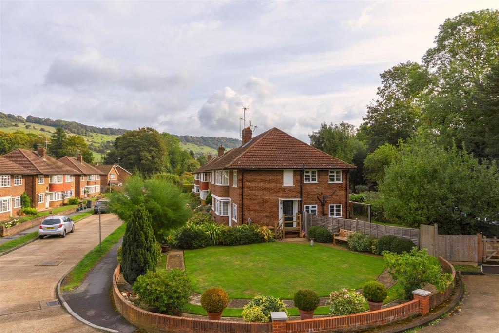 Swan Mill Gardens, Pixham, Dorking 2 bed £375,000