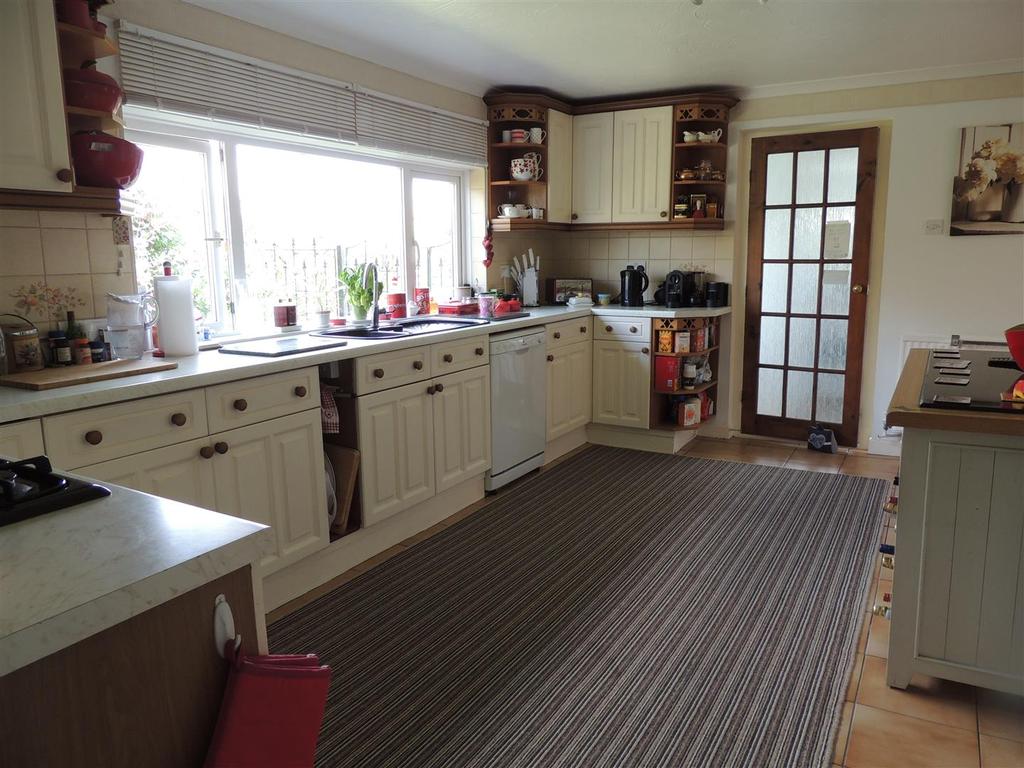 Kitchen/Breakfast Area: