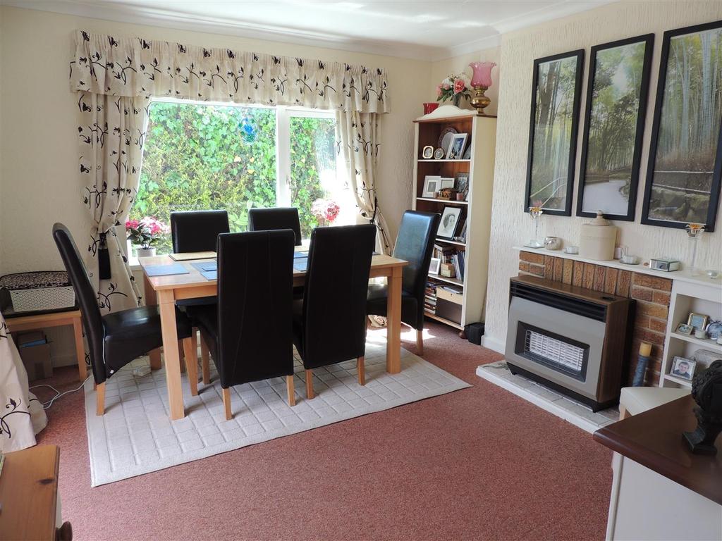 Dining Area:
