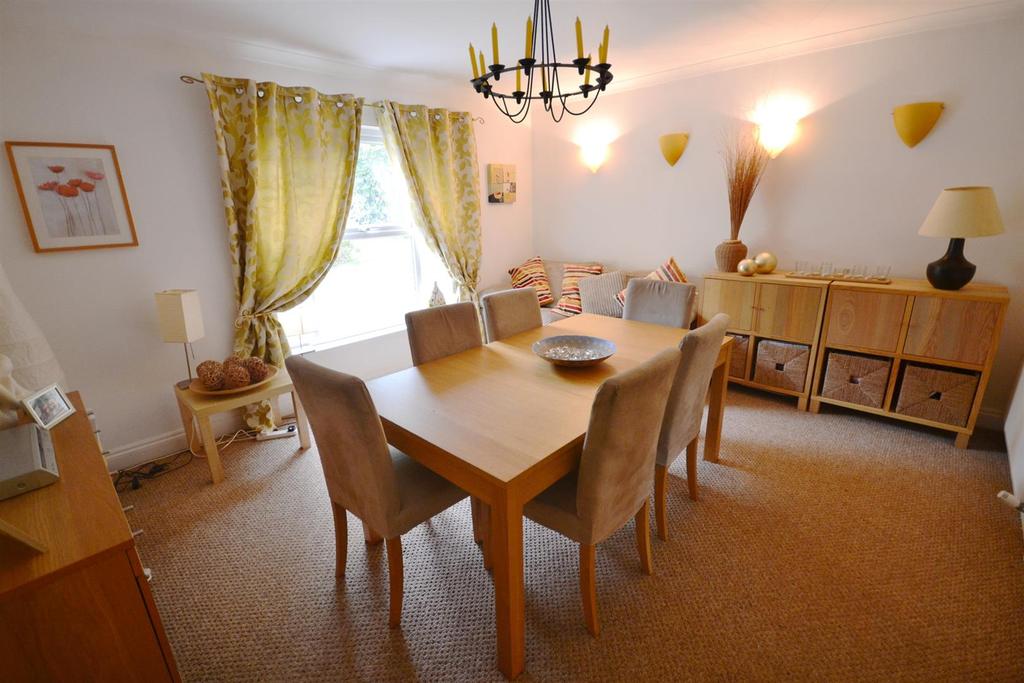 Dining rooom1.jpg